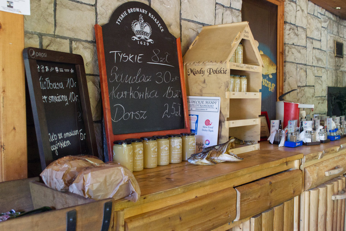 Bar z lokalnymi miodami i tradycyjną tablicą menu