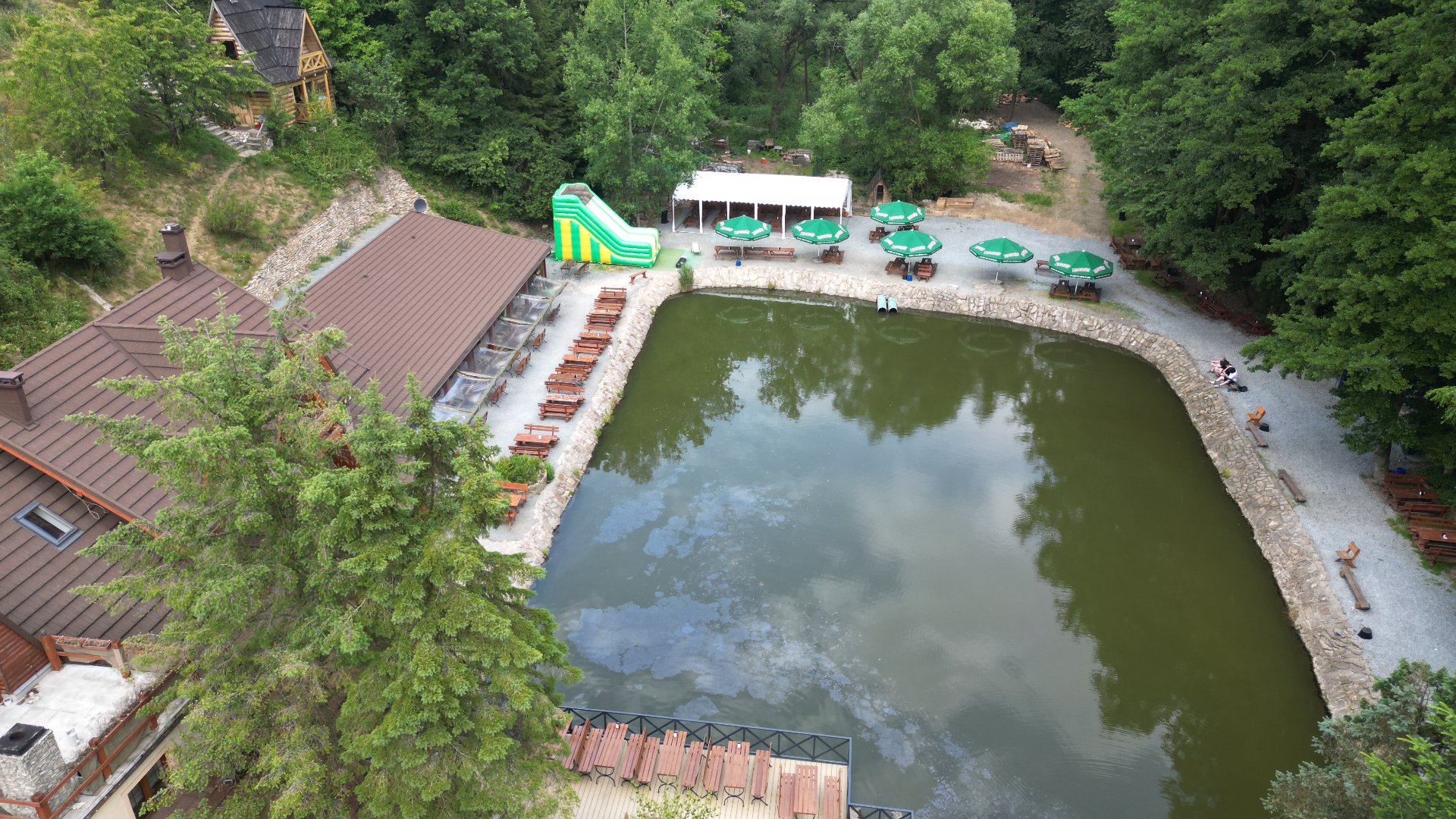 Staw karczmiany z parasolami i tarasem nad wodą