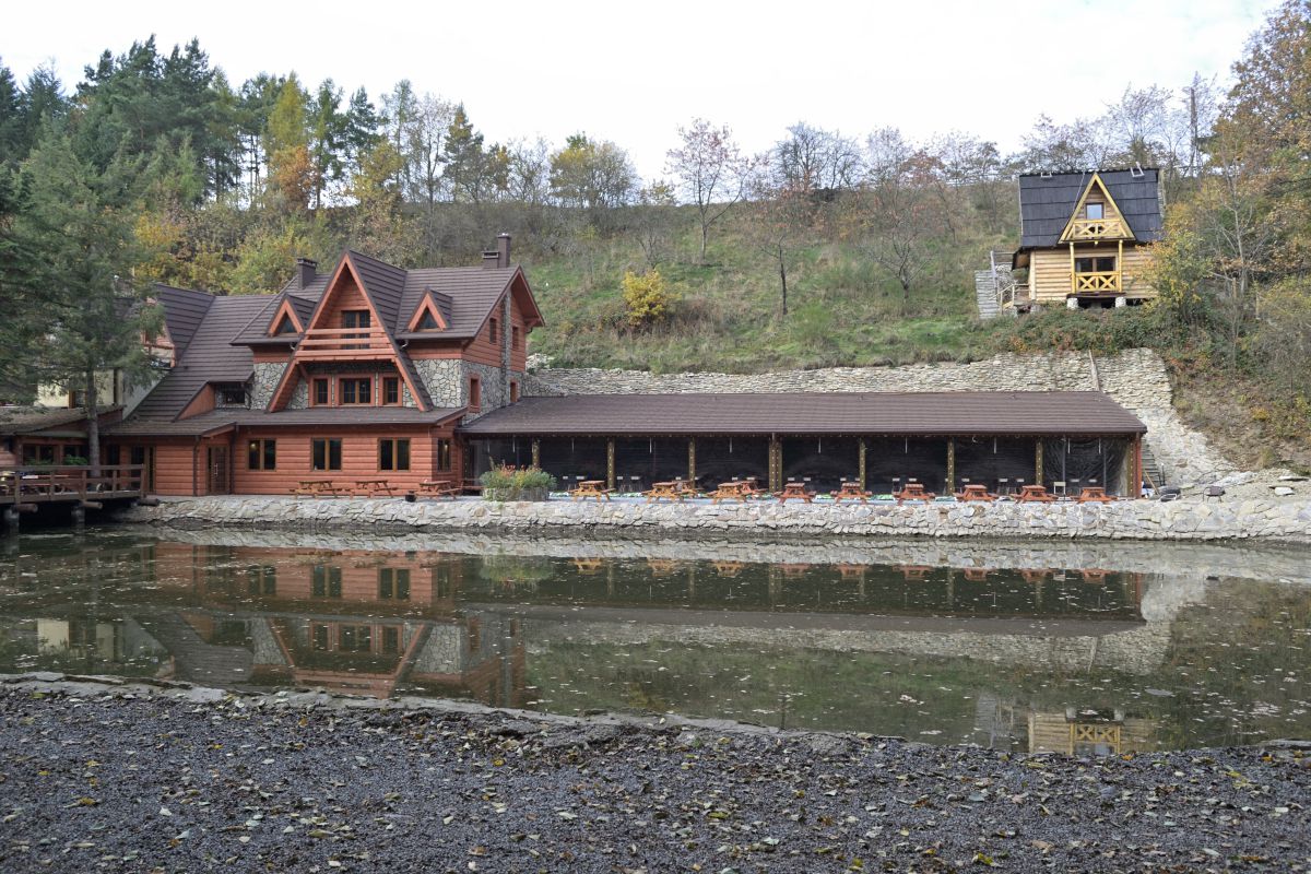 Karczma Złoty Pstrąg nad stawem
